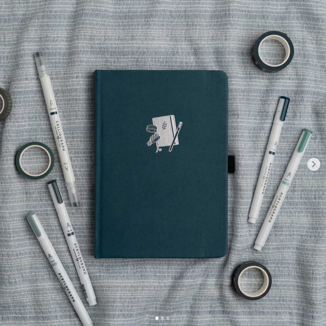 A5 Superfan - 128 Pages - White Dot Grid Notebook